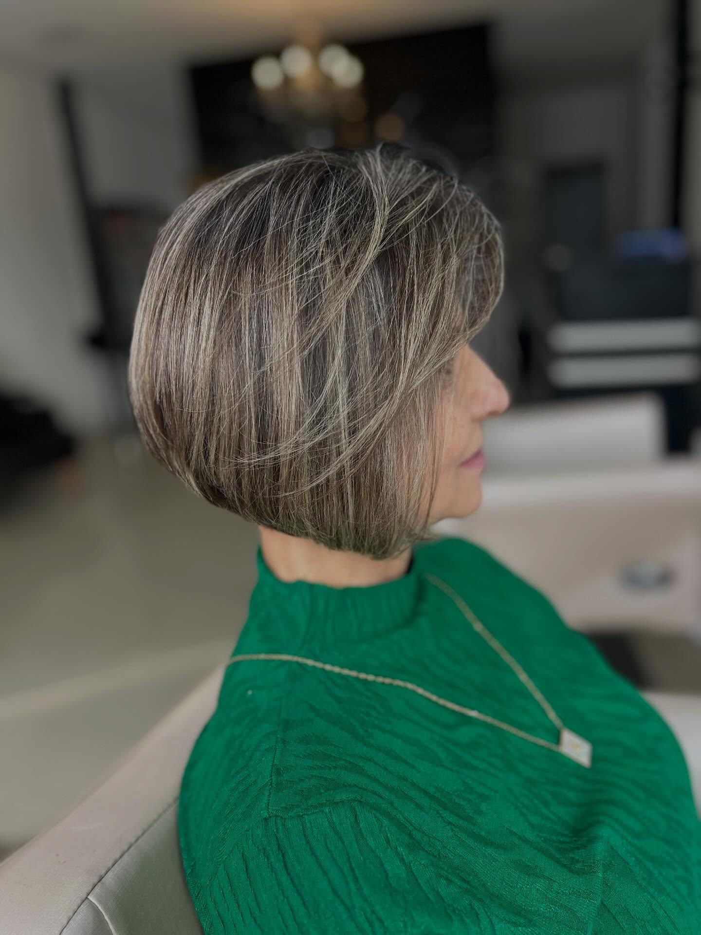 Corte bob com mechas grisalhas feito no Studio Vip