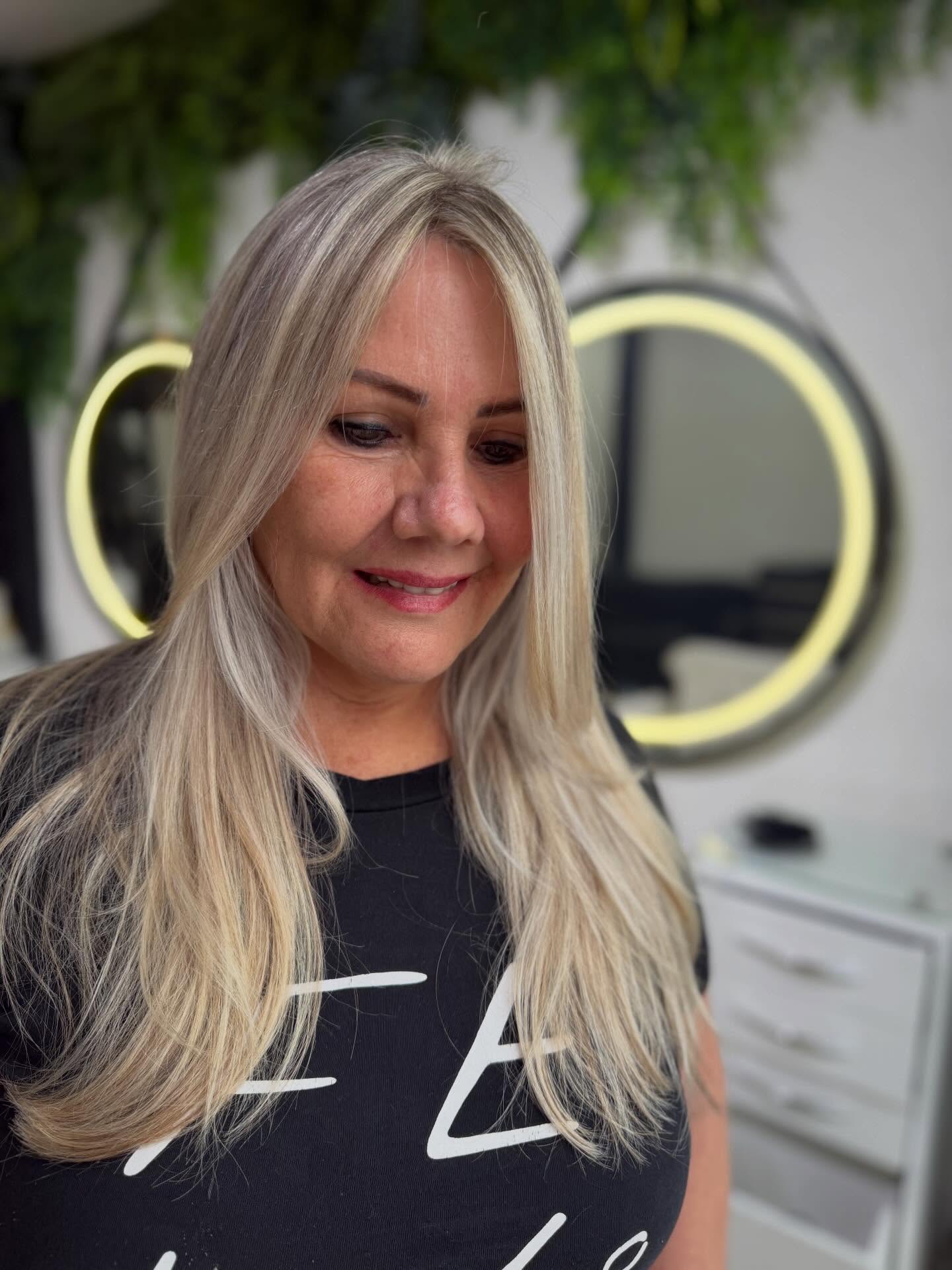 Loiro iluminado longo feito no Studio Vip